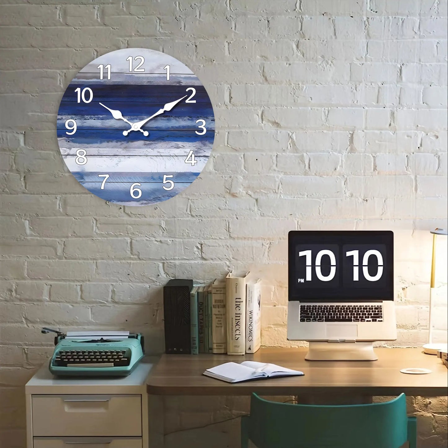 Horloge murale en bois bleu vintage
